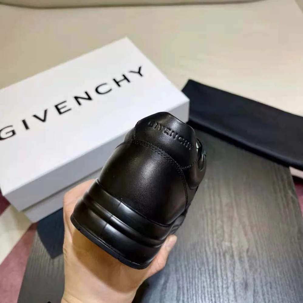 Givenchy G4 Sneakers in Leather for Men in Black Givenchy G4 Sneakers in Leather for Men in Black