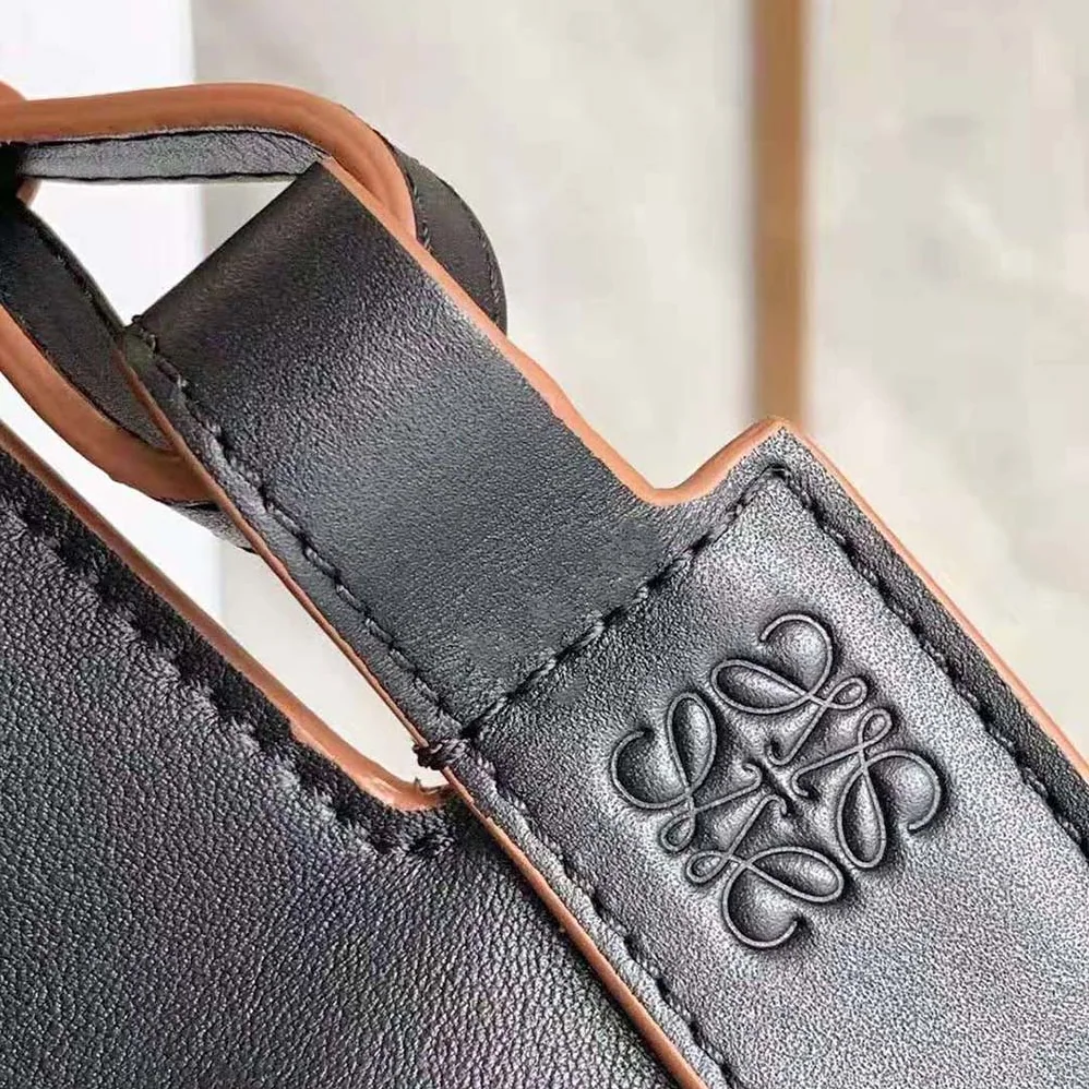 Loewe Horseshoe Bag in Nappa Calfskin for Women in Black Loewe Horseshoe Bag in Nappa Calfskin for Women in Black