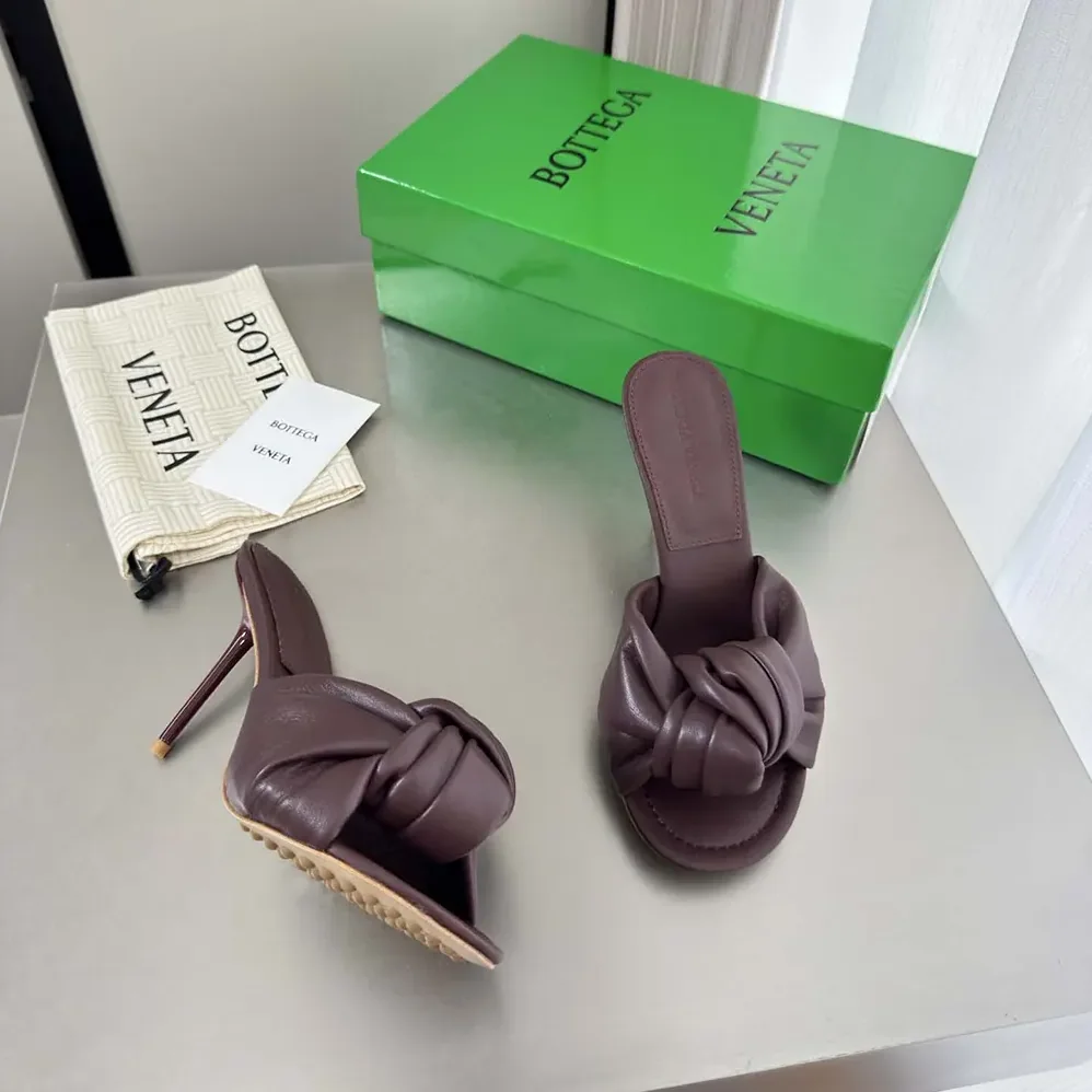Bottega Veneta Cherry Mule in Supple Nappa Leather for Women in Deep Mahogany