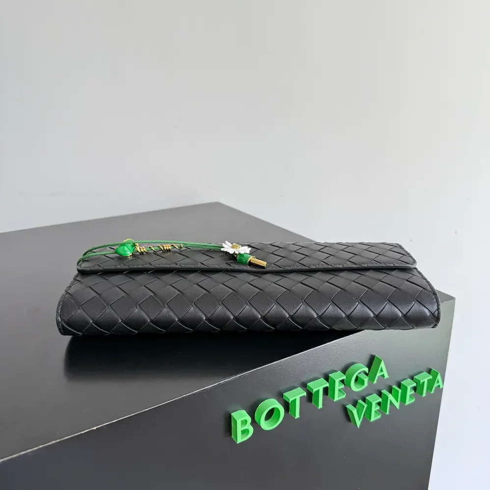 Bottega Veneta Andiamo Clutch in Calf Leather for Women Bottega Veneta Andiamo Clutch in Calf Leather for Women