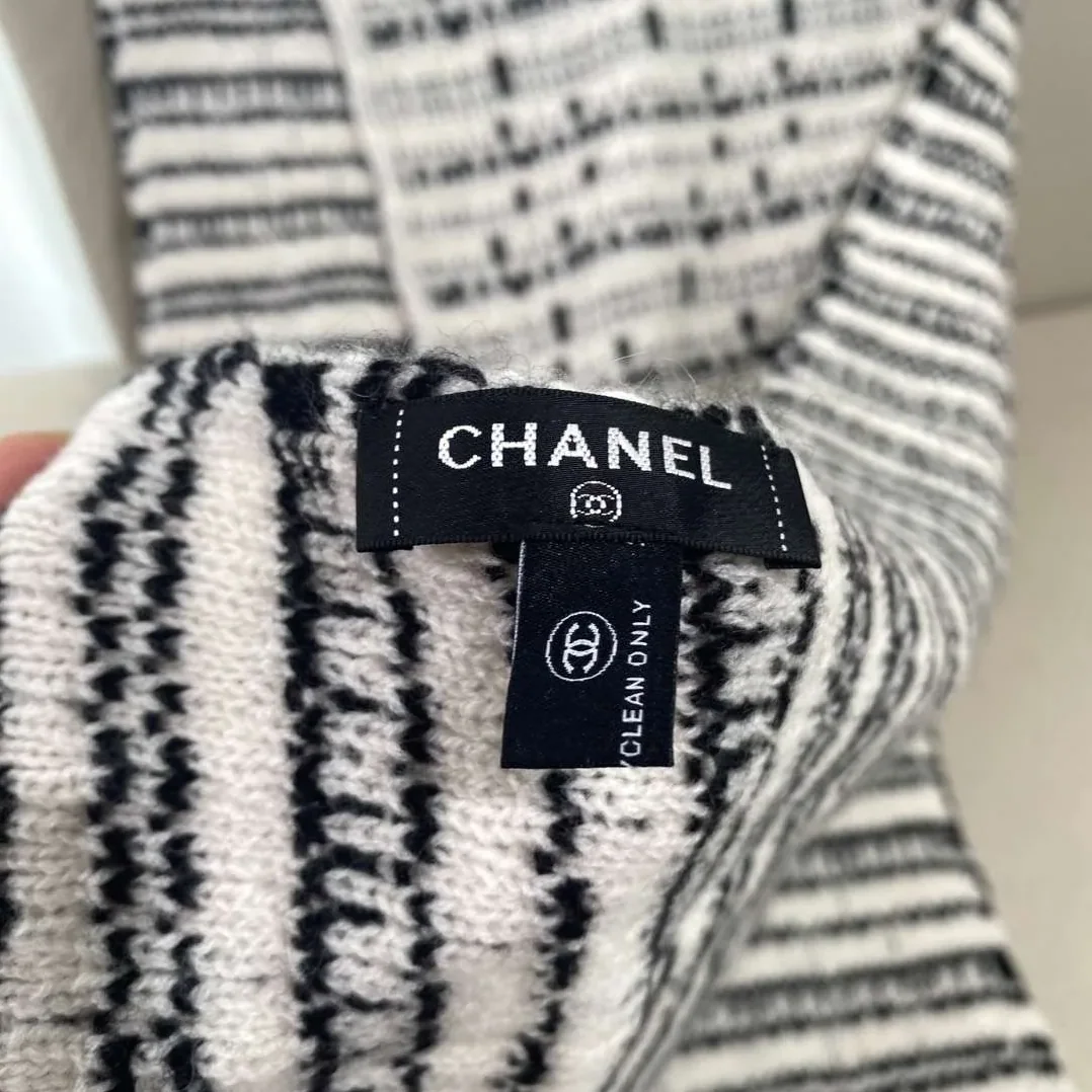 Chanel High in End Cashmere Scarf White Chanel High in End Cashmere Scarf White