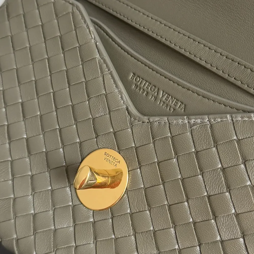 Bottega Veneta Knot Lock in Intrecciato Piccolo Leather for Women in Dark Green