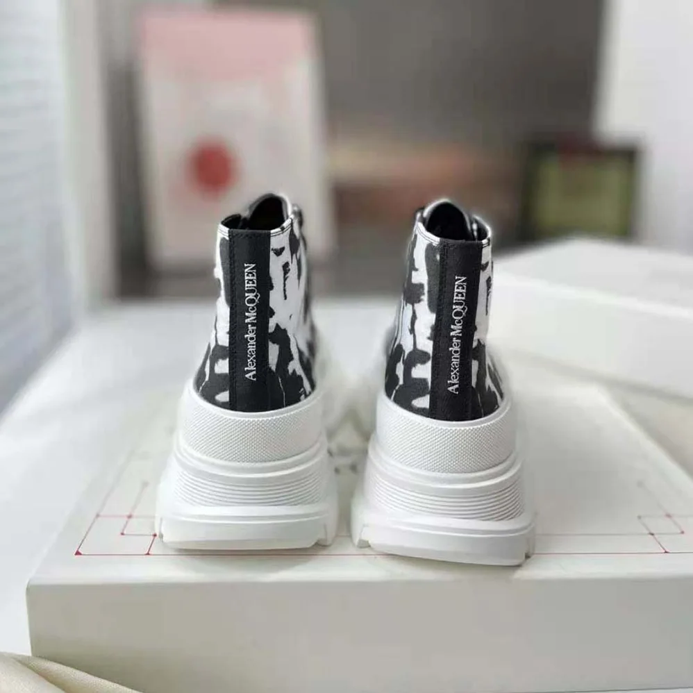 Alexander Mcqueen McQueen Graffiti Tread Slick Boot in White for Unisex Alexander Mcqueen McQueen Graffiti Tread Slick Boot in White for Unisex