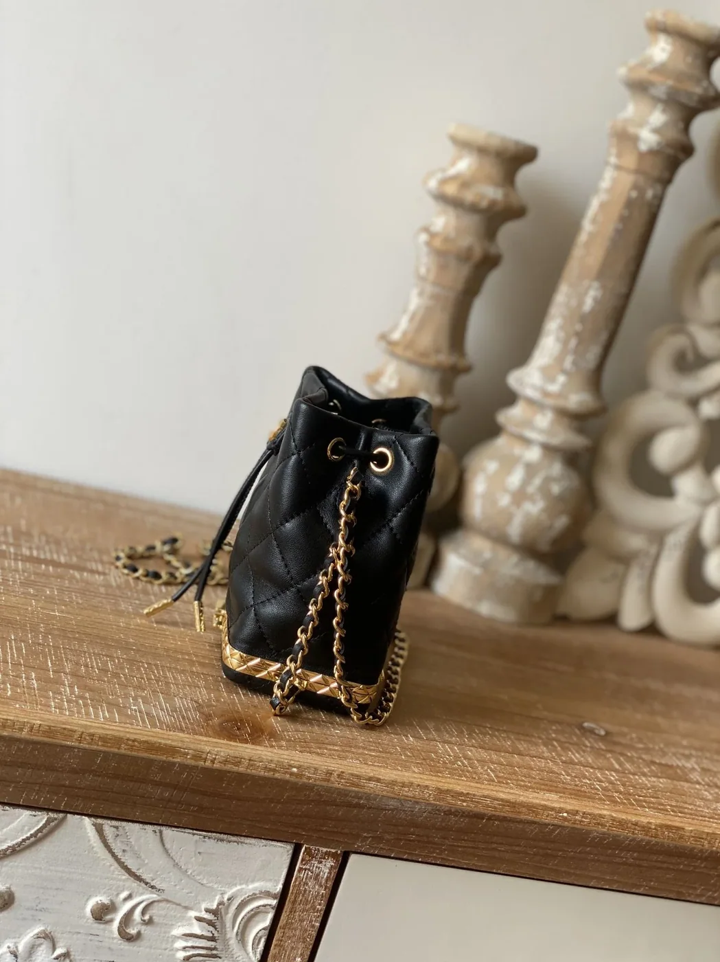 Chain Bucket Black in White / Chain Bucket Black in White /