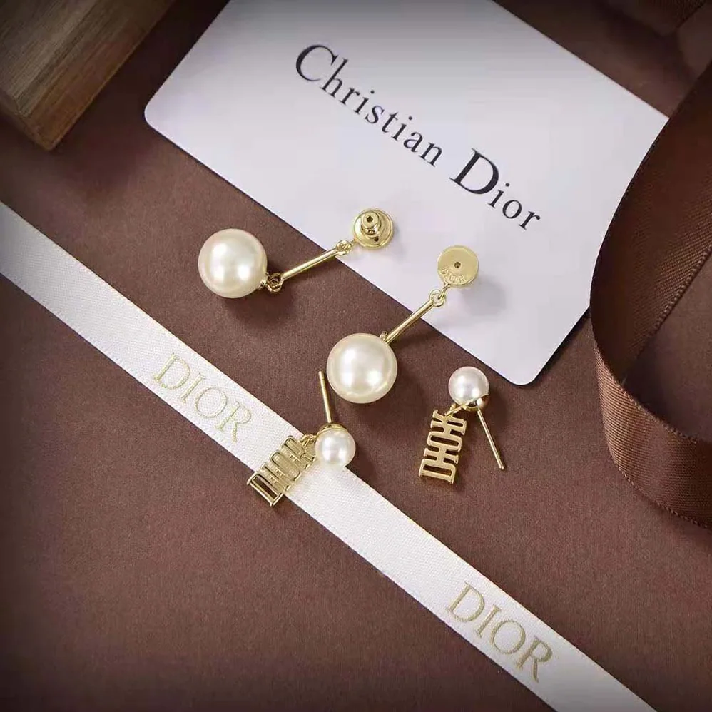 Dior Dio(r)evolution Earrings Gold-Finish Metal and White Resin Pearls for Women Dior Dio(r)evolution Earrings Gold-Finish Metal and White Resin Pearls for Women