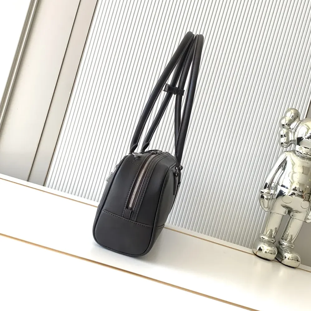 Loewe Panta Amazona 31 Cropped Bag in Shiny Calfskin for Unisex Loewe Panta Amazona 31 Cropped Bag in Shiny Calfskin for Unisex