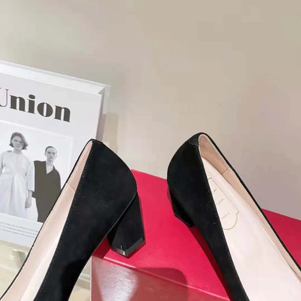 Roger Vivier Belle Vivier Turtle Buckle Pumps in Suede for Women