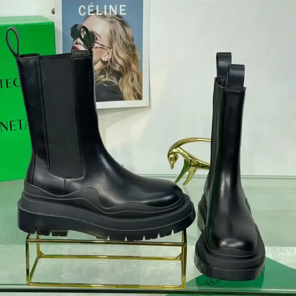 Bottega Veneta Tire Chelsea Boot in Calfskin Leather for Unisex in Black Bottega Veneta Tire Chelsea Boot in Calfskin Leather for Unisex in Black
