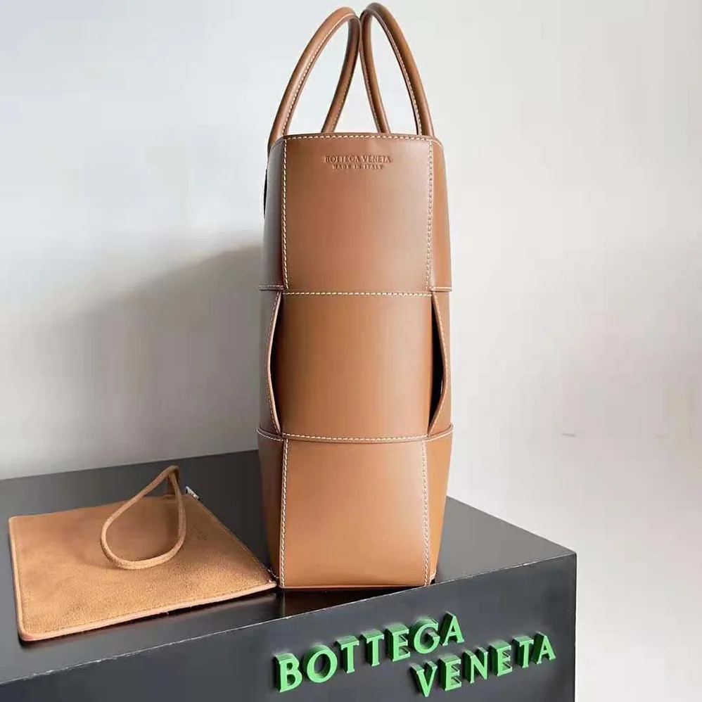 Bottega Veneta Medium Arco Tote Bag for Women in Brown Bottega Veneta Medium Arco Tote Bag for Women in Brown