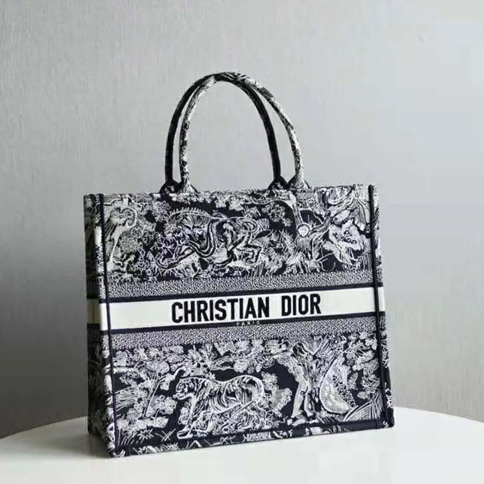 Dior Dior Book Tote Toile DE Jouy Reverse Embroidery for Women in Navy Dior Dior Book Tote Toile DE Jouy Reverse Embroidery for Women in Navy