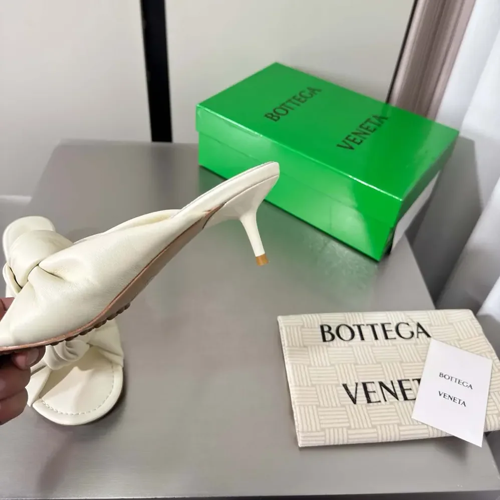 Bottega Veneta Cherry Mule in Supple Nappa Leather for Women in Alabaster Bottega Veneta Cherry Mule in Supple Nappa Leather for Women in Alabaster