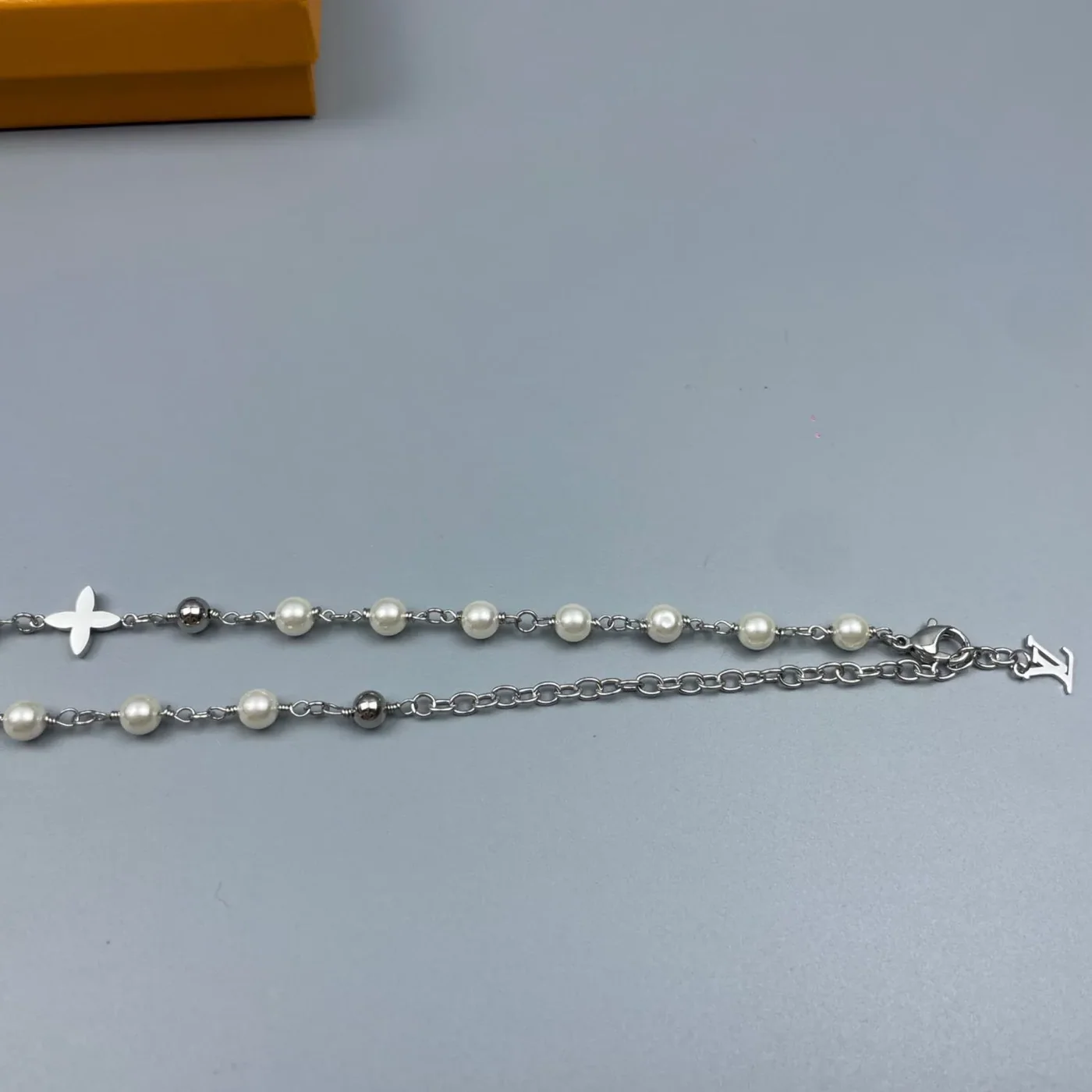 Louis Vuitton Pearls Necklace Silver / Louis Vuitton Pearls Necklace Silver /