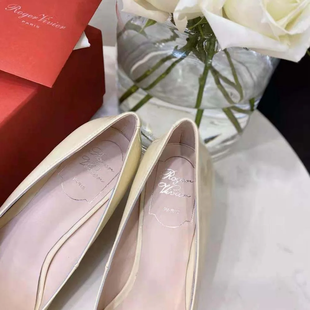 Roger Vivier Viv' In The City Pumps in Patent Leather for Women in White