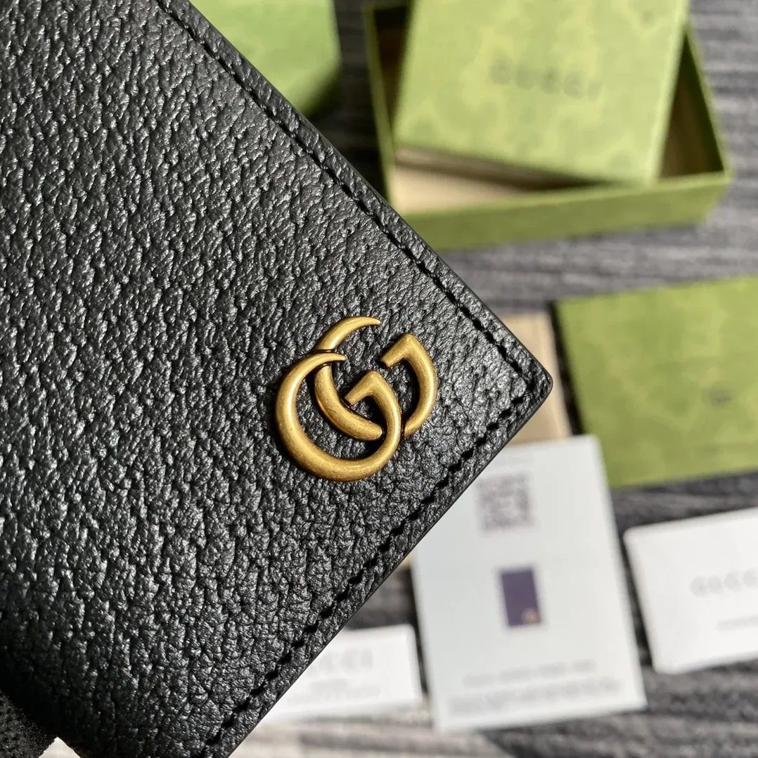 Gucci GG Marmont Card Case Black with Gold Toned Hardware / Gucci GG Marmont Card Case Black with Gold Toned Hardware /