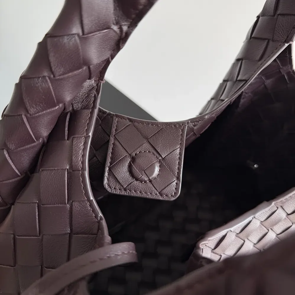 Bottega Veneta Small Campana for Women in Bordeaux Bottega Veneta Small Campana for Women in Bordeaux