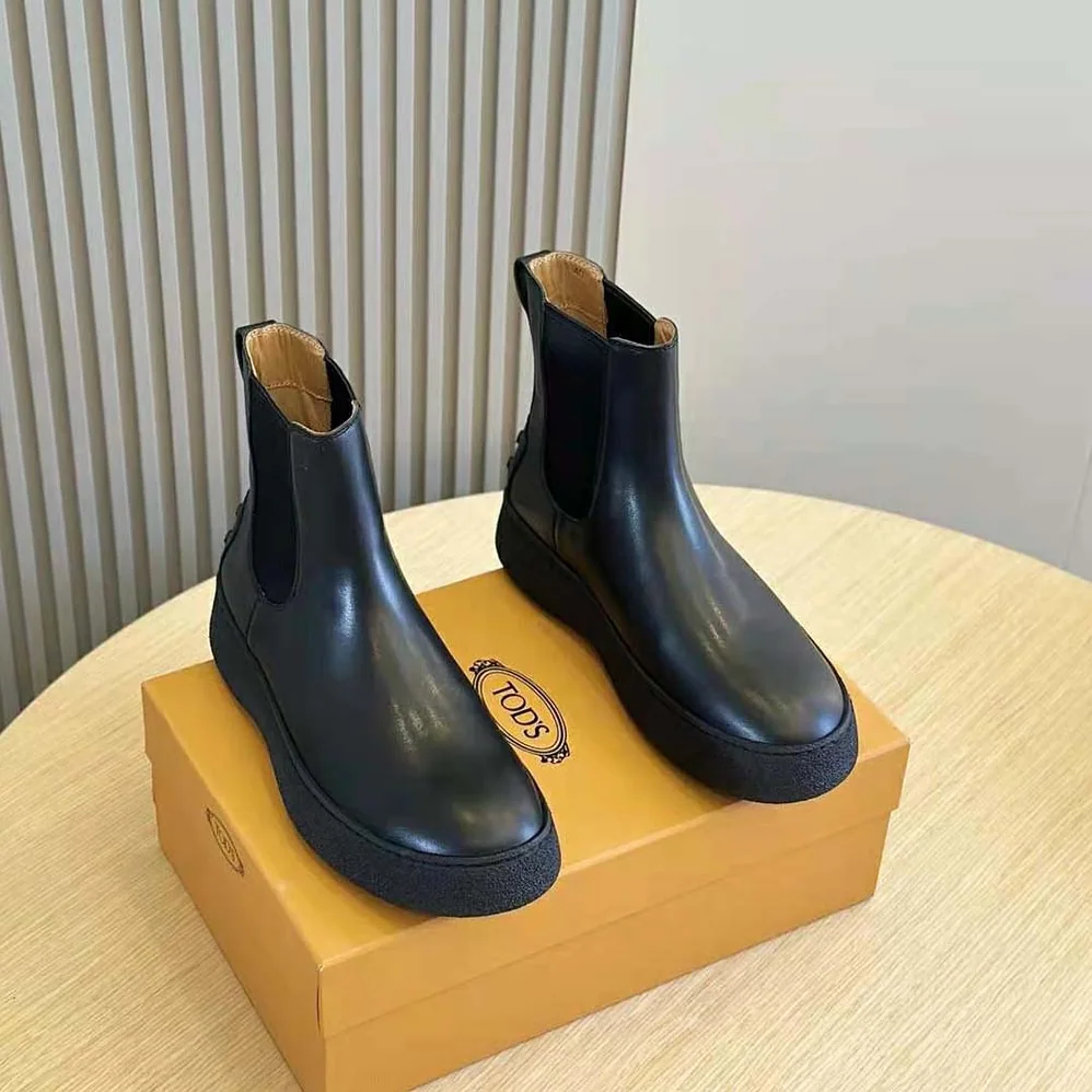 Tod's W. G. Chelsea Boots in Leather for Men in Black Tod's W. G. Chelsea Boots in Leather for Men in Black
