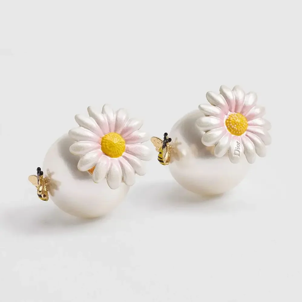 Dior Daisy Dior Tribales Earrings Gold-Finish Metal White Resin Pearls and Multicolor Lacquer for Women Dior Daisy Dior Tribales Earrings Gold-Finish Metal White Resin Pearls and Multicolor Lacquer for Women