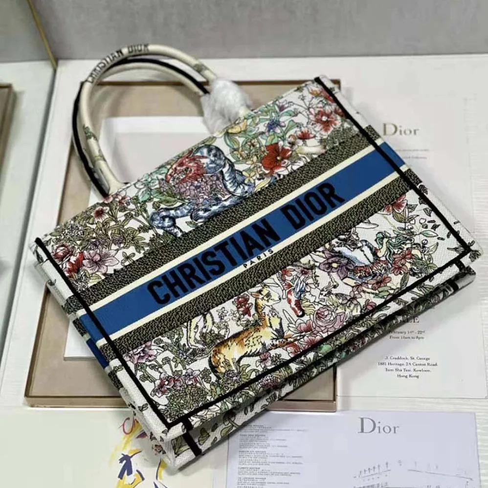 Dior Medium Dior Book Tote Latte D for Women in Constellation Embroidery Dior Medium Dior Book Tote Latte D for Women in Constellation Embroidery