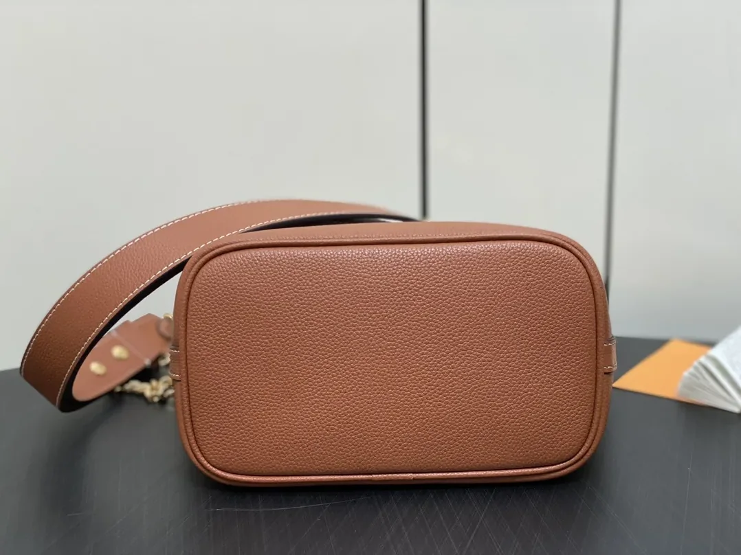 Louis Vuitton Lock and Walk Brown / Louis Vuitton Lock and Walk Brown /