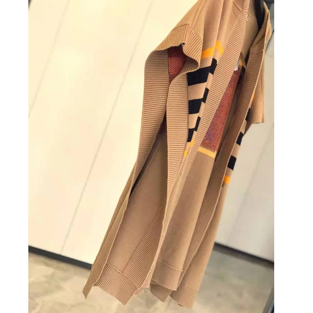 Burberry Monogram Motif Lntarsia Wool Cashmere Blend Cape for Women in Brown Burberry Monogram Motif Lntarsia Wool Cashmere Blend Cape for Women in Brown