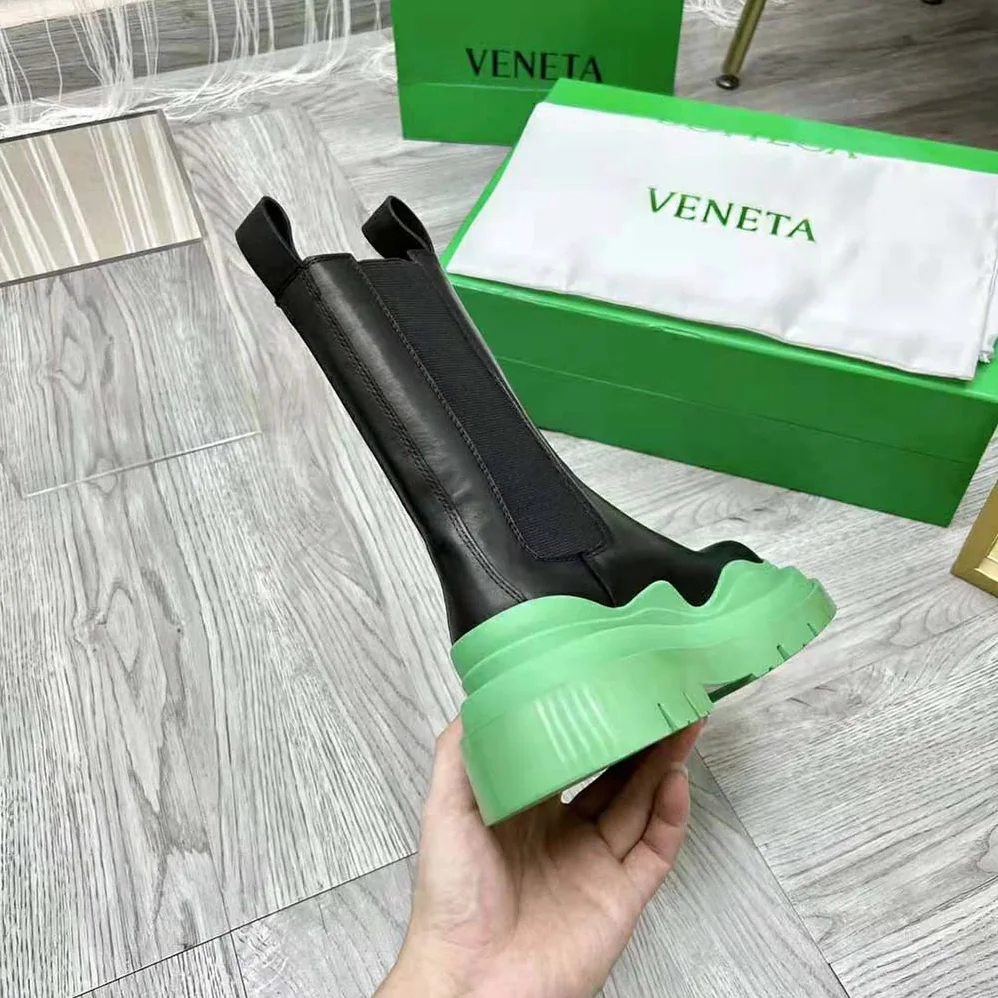 Bottega Veneta Tire Chelsea Boot in Vegetally-Tanned Leather for Unisex in Green Bottega Veneta Tire Chelsea Boot in Vegetally-Tanned Leather for Unisex in Green