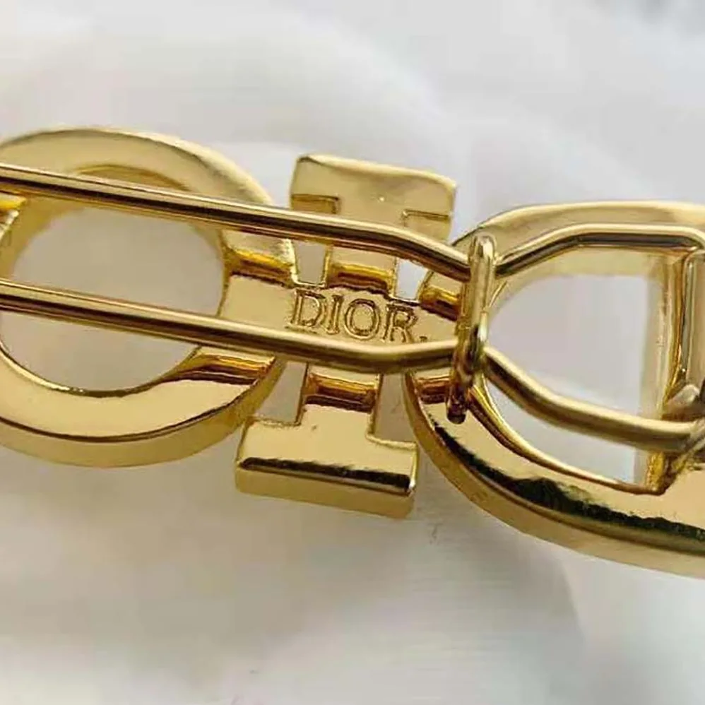 Dior Dio(r)evolution Barrette Gold for Women in Finish Metal Dior Dio(r)evolution Barrette Gold for Women in Finish Metal