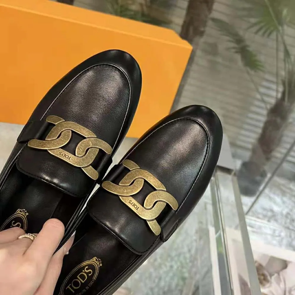 TODS Kate Loafers in Leather with A Metal Branded for Women in Black TODS Kate Loafers in Leather with A Metal Branded for Women in Black