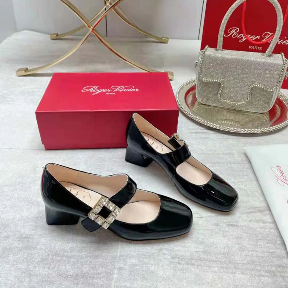 Roger Vivier Très Vivier Rhinestone Buckle Babies Pumps for Women in Black Roger Vivier Très Vivier Rhinestone Buckle Babies Pumps for Women in Black