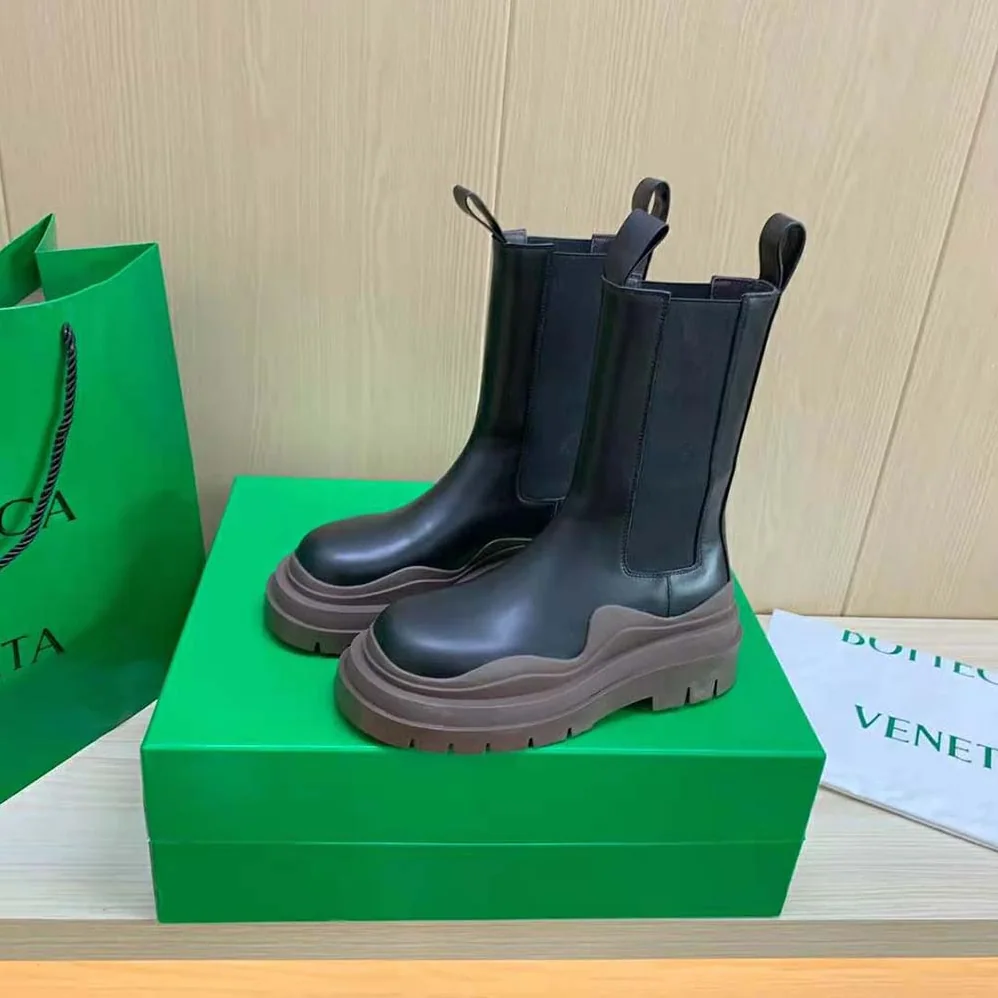 Bottega Veneta Tire Chelsea Boot in Calfskin Leather for Unisex in Maroon Bottega Veneta Tire Chelsea Boot in Calfskin Leather for Unisex in Maroon