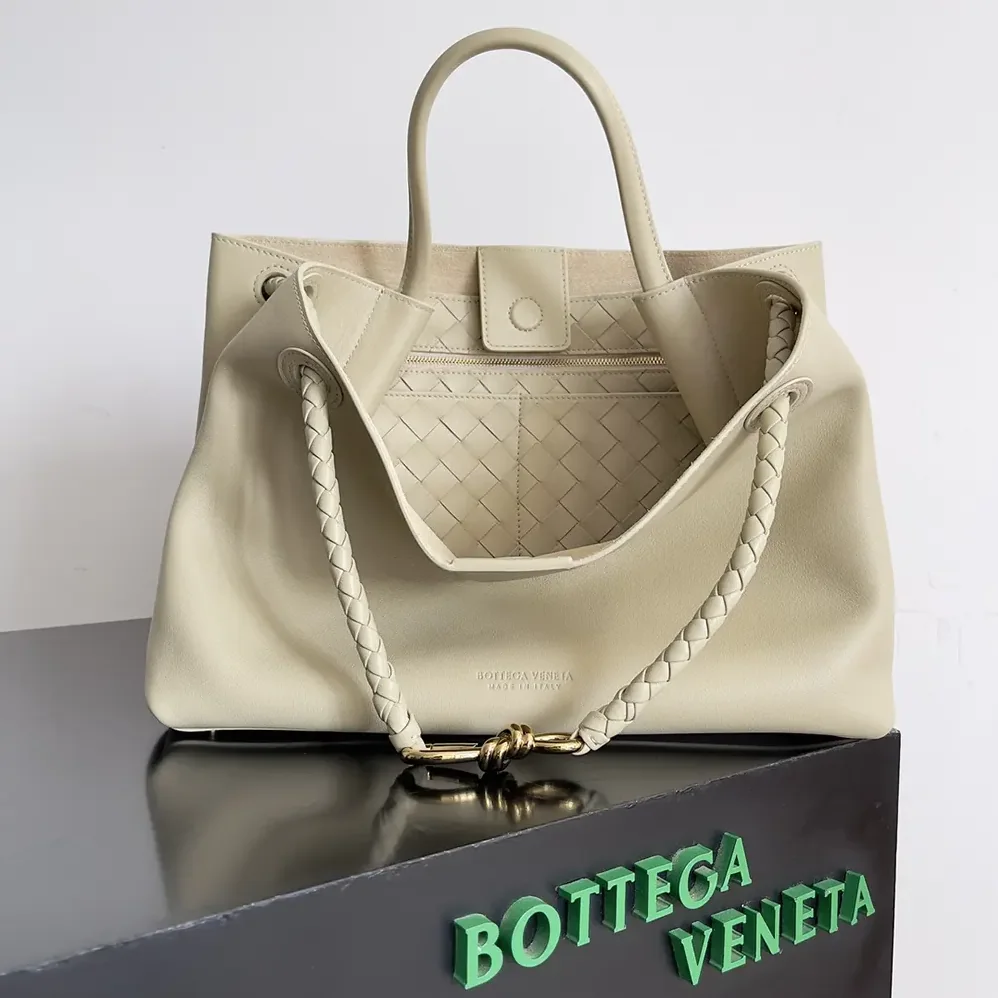 Bottega Veneta Andiamo in Silky Calf Leather-810214V4O922190 for Women