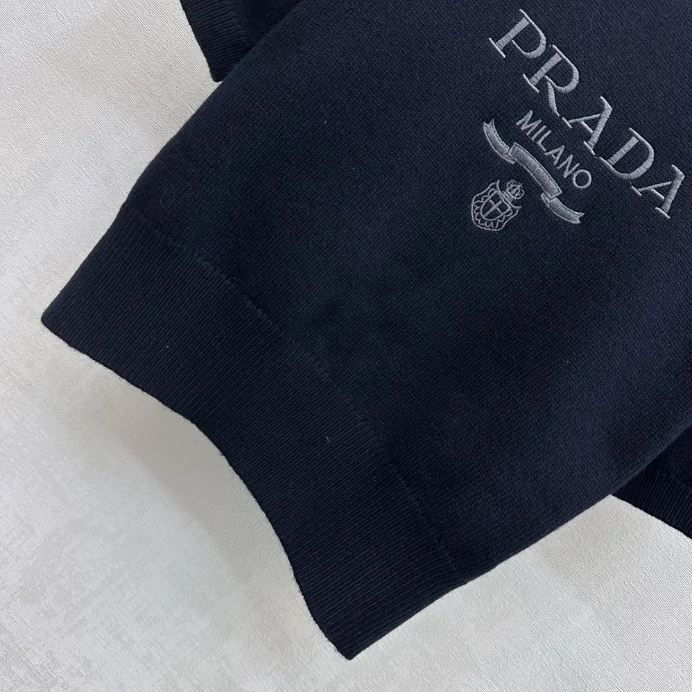 Prada Wool And Cashmere Crew-Neck Sweater for Women in Black