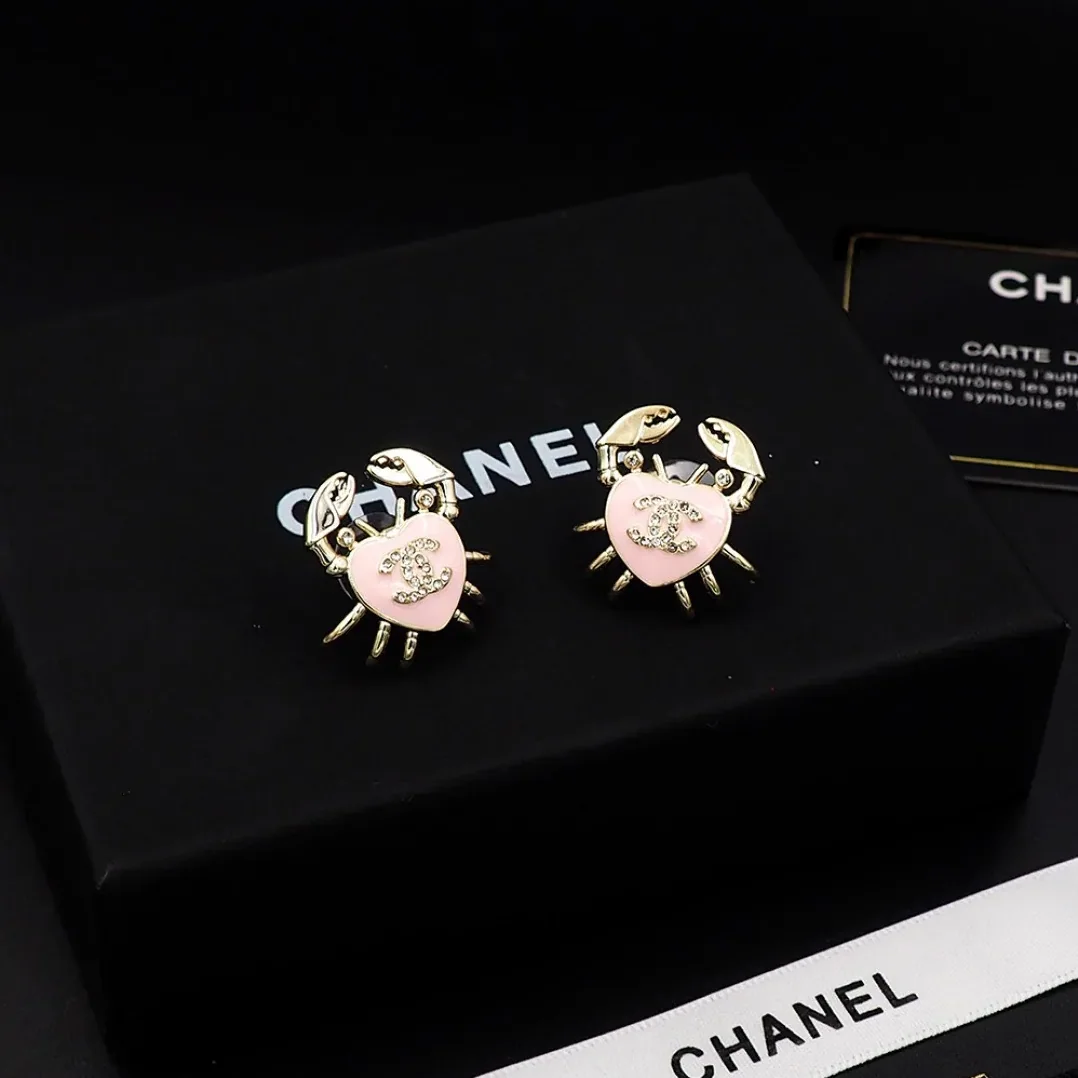 Chanel Crab Heart Pink Earring Gold in Toned