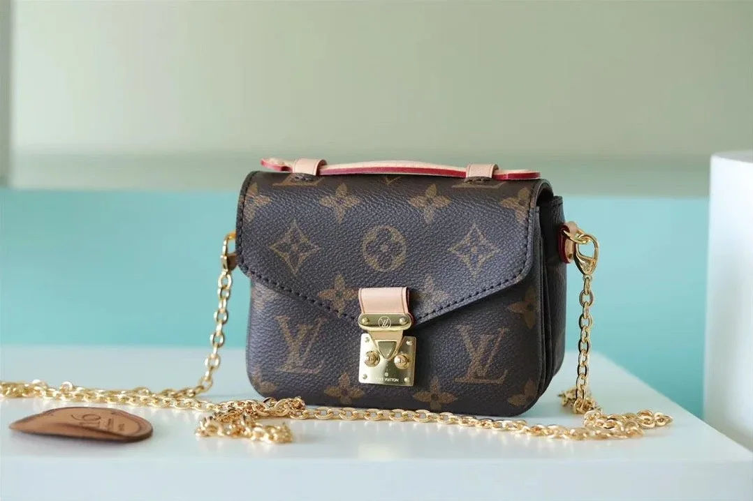 Louis Vuitton Micro Metis Pochette Shoulder Bag / Brown Monogram Canvas Gold Hardware Louis Vuitton Micro Metis Pochette Shoulder Bag / Brown Monogram Canvas Gold Hardware