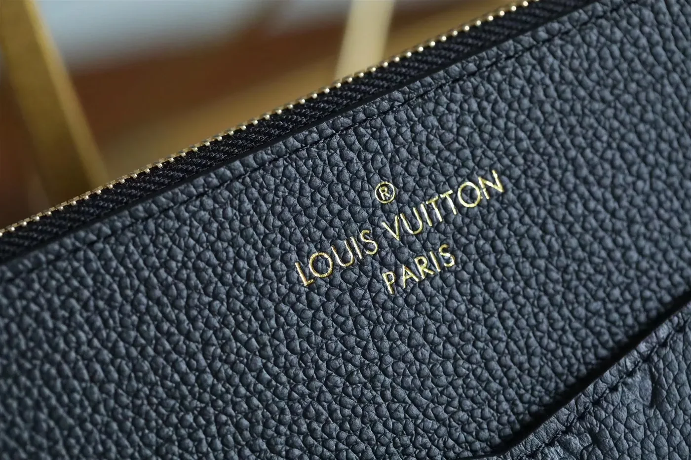 Louis Vuitton Pochette Melanie MM Monogram Empreinte Red , / Louis Vuitton Pochette Melanie MM Monogram Empreinte Red , /