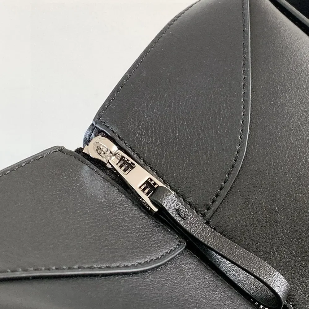 Loewe Compact Hammock Bag in in Classic Calfskin for Unisex in Black Loewe Compact Hammock Bag in in Classic Calfskin for Unisex in Black