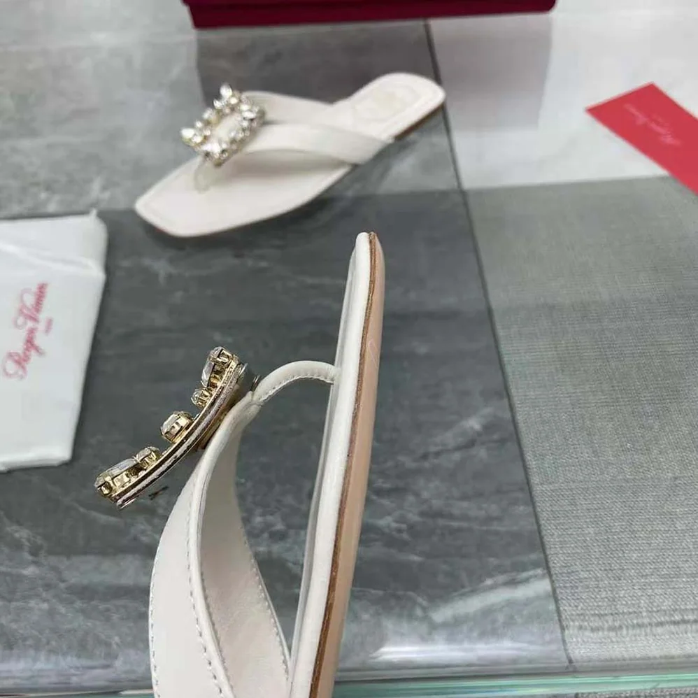 Roger Vivier Mini Broche Vivier Buckle Thong Mules in Leather for Women in White Roger Vivier Mini Broche Vivier Buckle Thong Mules in Leather for Women in White