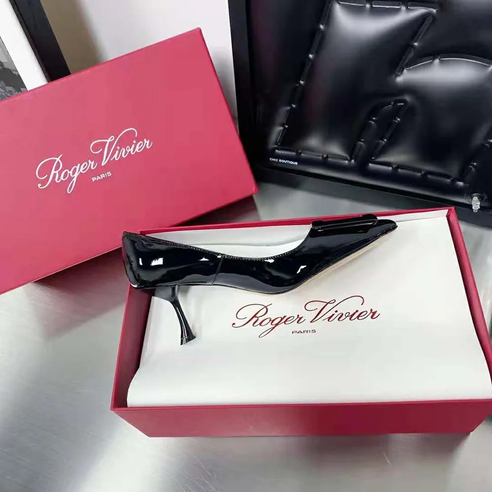 Roger Vivier Viv In The City Pumps in Patent Leather for Women in Black Roger Vivier Viv In The City Pumps in Patent Leather for Women in Black
