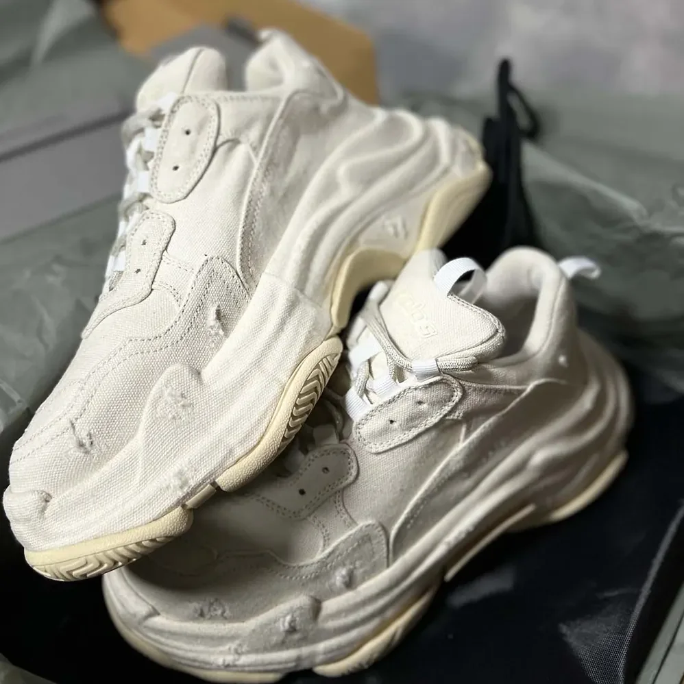 Balenciaga Triple S Sneaker in Beige for Unisex Balenciaga Triple S Sneaker in Beige for Unisex