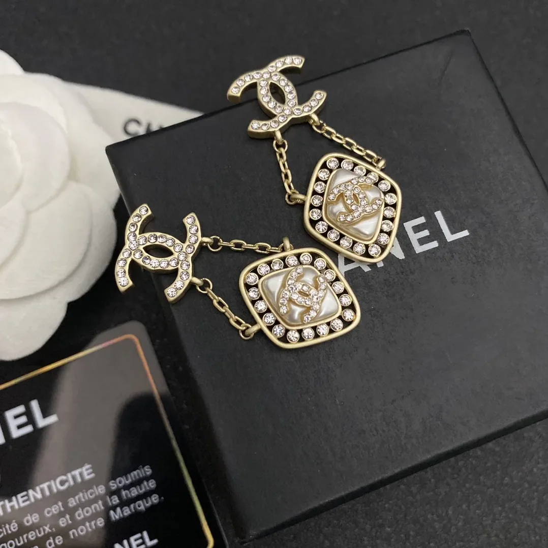 Chanel Small Twinkle Stone Border Rhombus Earrings Gold Tone Chanel Small Twinkle Stone Border Rhombus Earrings Gold Tone