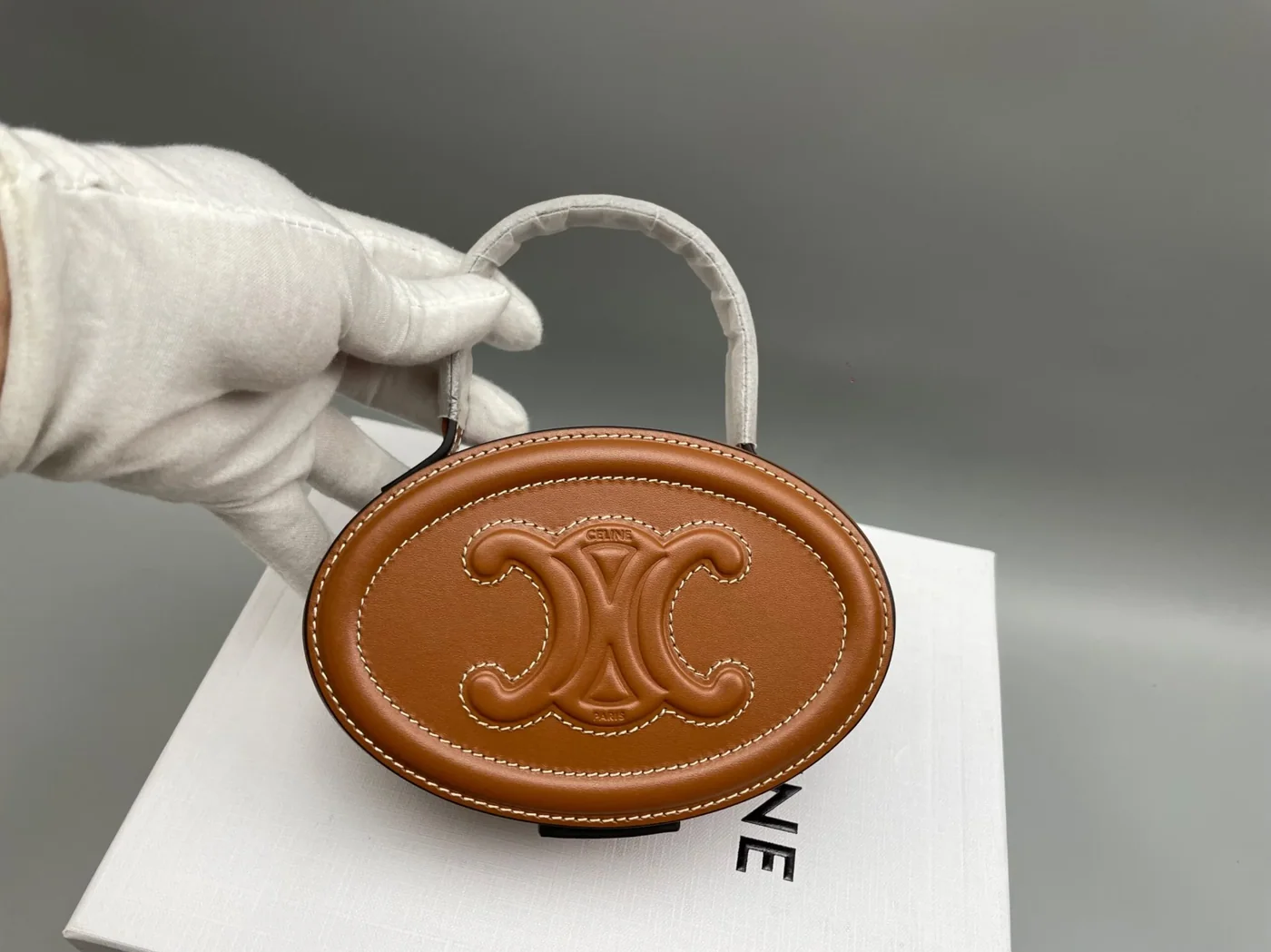 Celine Oval Minaudiere Cuir Triomphe Brown / .04LU Celine Oval Minaudiere Cuir Triomphe Brown / .04LU