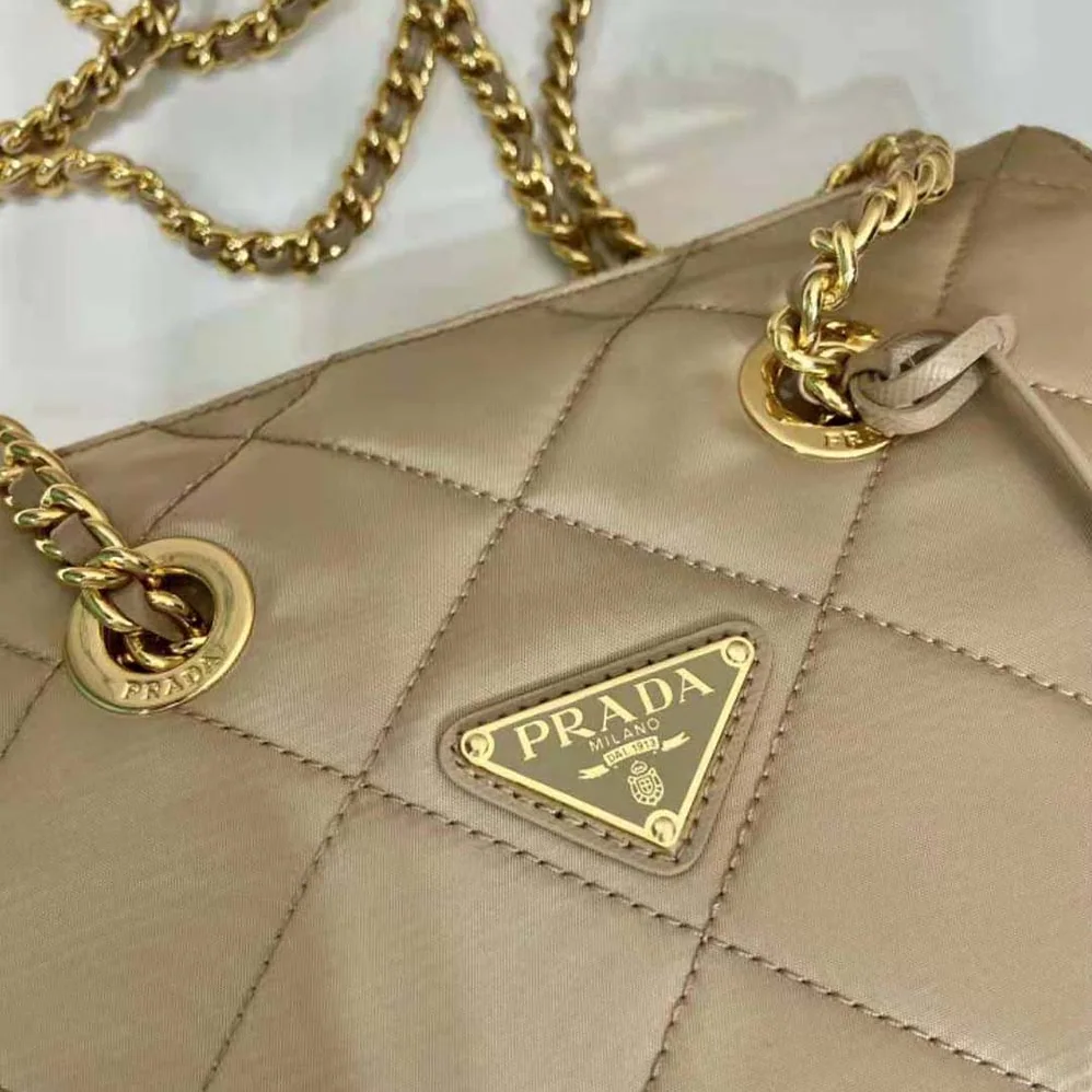 Prada Re-Edition 1995 Chaîne Re-Nylon Tote Bag for Women in Beige Prada Re-Edition 1995 Chaîne Re-Nylon Tote Bag for Women in Beige