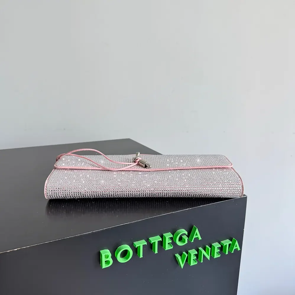 Bottega Veneta Andiamo Clutch for Women in Rose