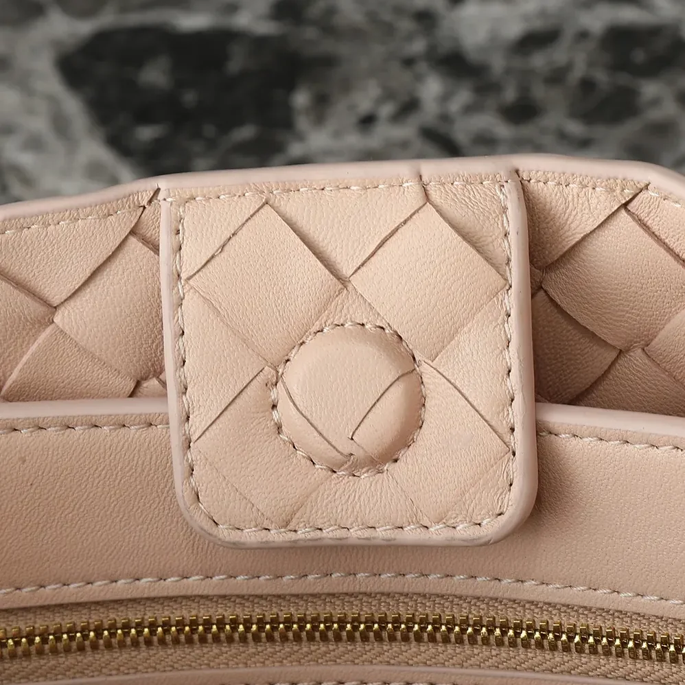 Bottega Veneta Medium Andiamo in Supple Intrecciato Leather for Women in Pink Bottega Veneta Medium Andiamo in Supple Intrecciato Leather for Women in Pink