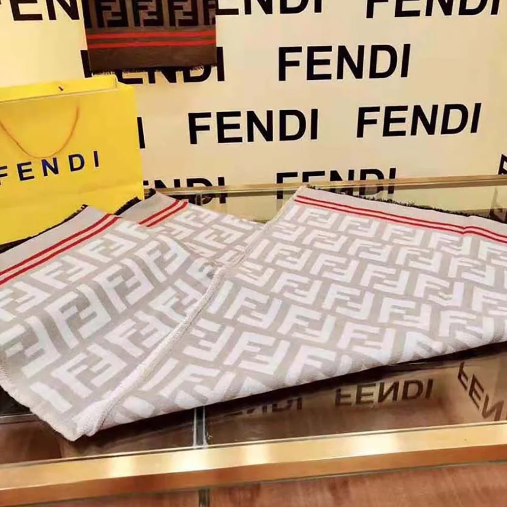 Fendi FF Poncho Multicolor Wool and Silk Poncho for Women in White Fendi FF Poncho Multicolor Wool and Silk Poncho for Women in White