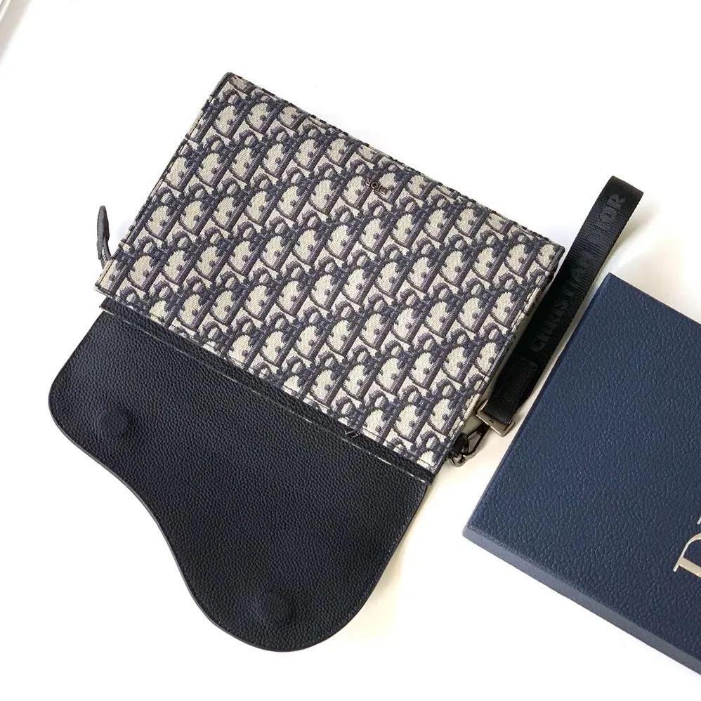 Dior Saddle A5 Triangle Pouch Beige and Black Dior Oblique Jacquard with Black Grained Calfskin for Men Dior Saddle A5 Triangle Pouch Beige and Black Dior Oblique Jacquard with Black Grained Calfskin for Men