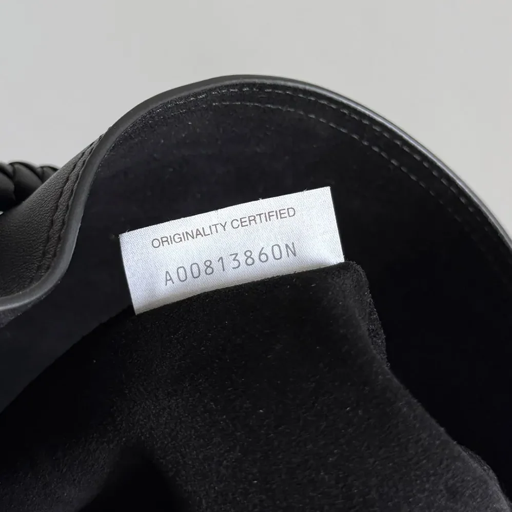 Bottega Veneta Andiamo Bucket in Silky Calf Leather for Women in Black