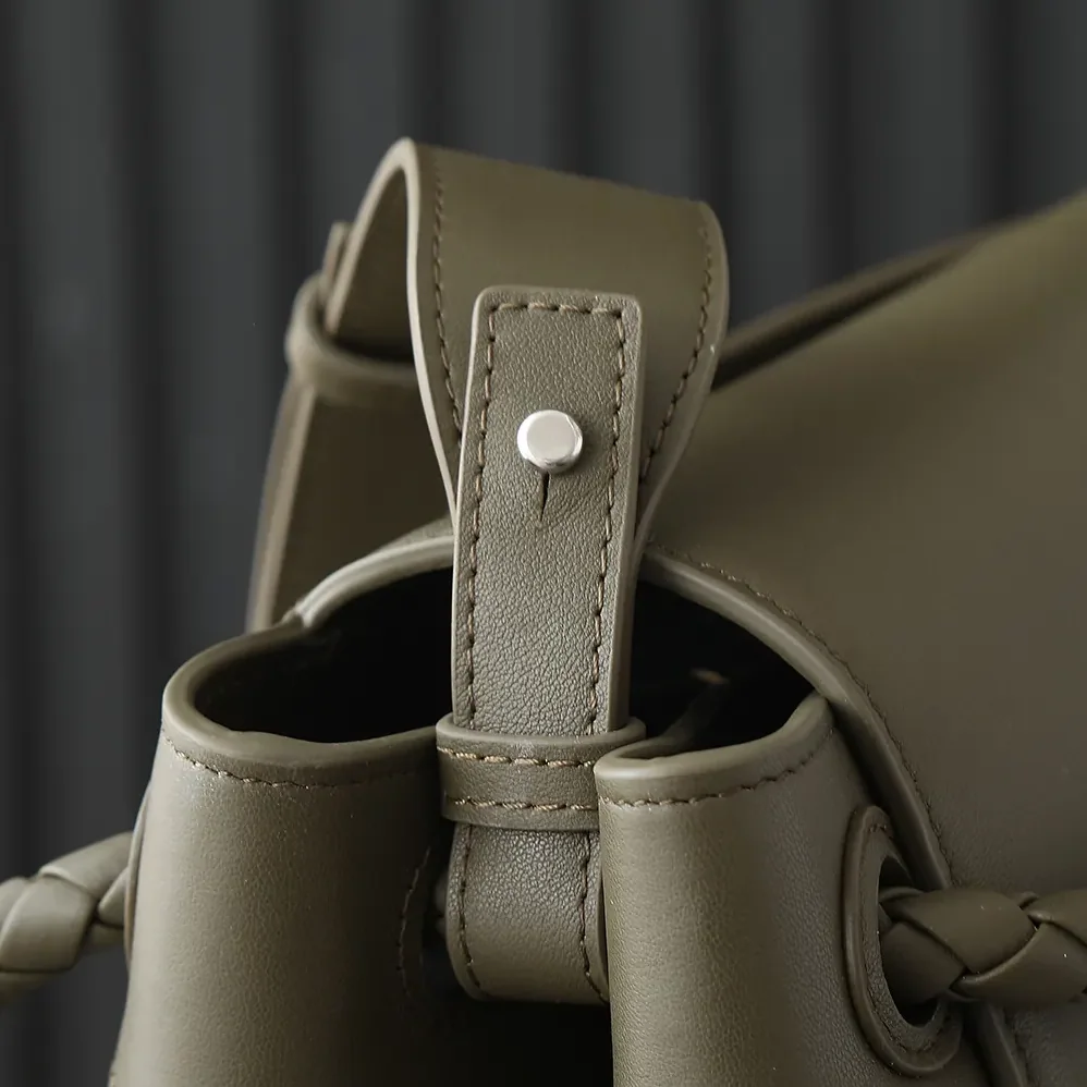 Bottega Veneta Medium Andiamo Messenger for Unisex in Dark Green