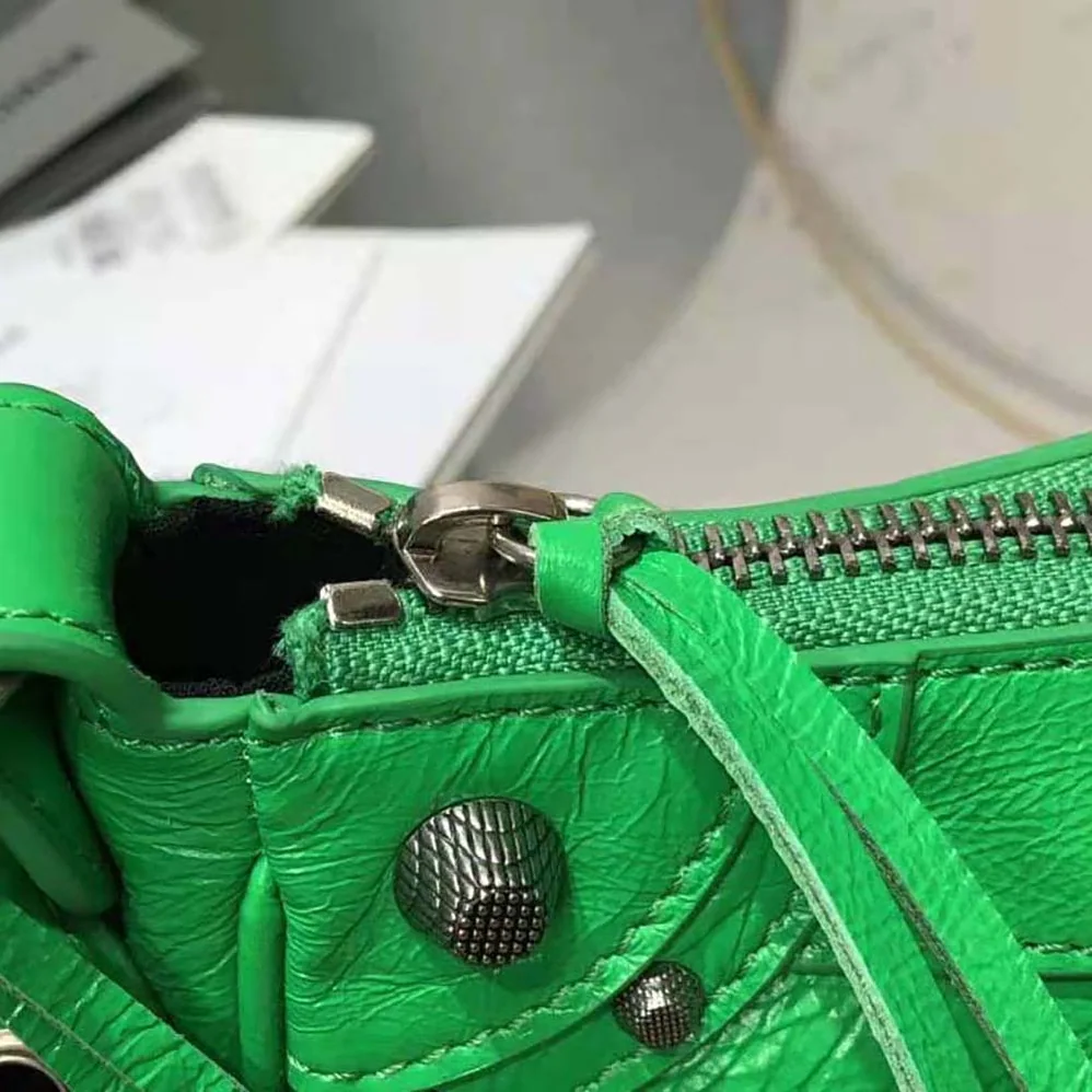 Balenciaga Le Cagole XS Shoulder Bag for Women in Green Balenciaga Le Cagole XS Shoulder Bag for Women in Green