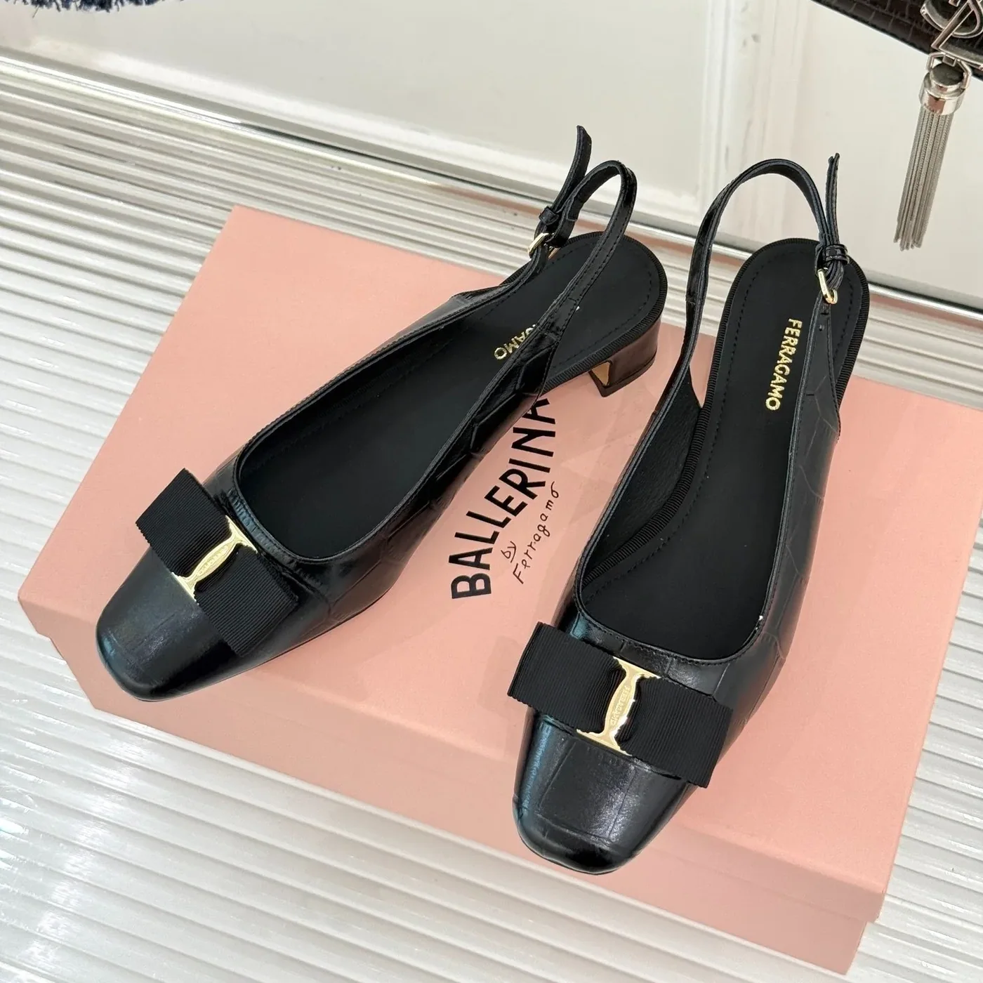 Ferragamo Varina Iconic Bow Slingback Black 01J702 Ferragamo Varina Iconic Bow Slingback Black 01J702