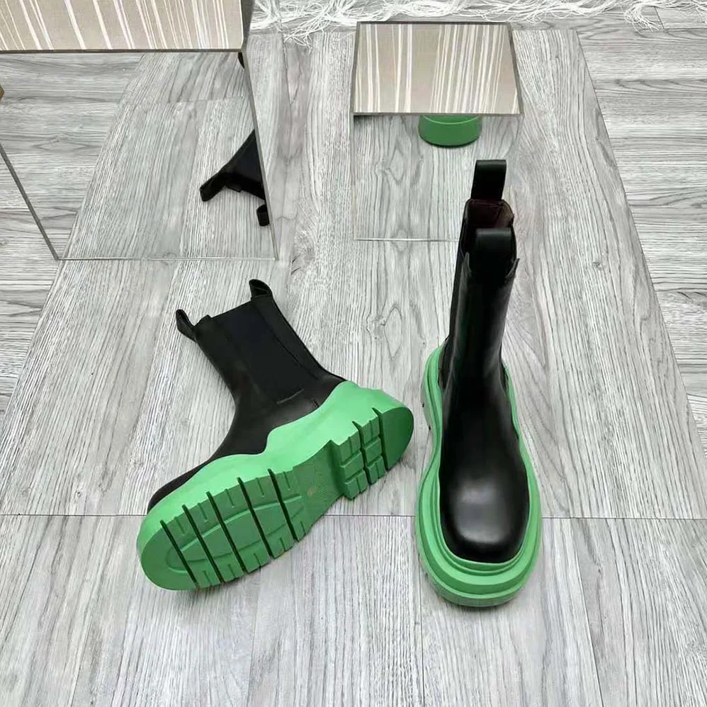 Bottega Veneta Tire Chelsea Boot in Vegetally-Tanned Leather for Unisex in Green Bottega Veneta Tire Chelsea Boot in Vegetally-Tanned Leather for Unisex in Green